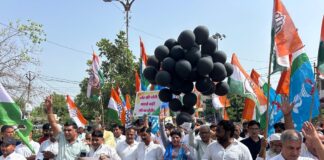 झुंझुनूं में रीटा चौधरी के नेतृत्व में कांग्रेस के प्रदर्शन के दौरान कलेक्ट्रेट पर बैरिकेड्स पर चढ़े कार्यकर्ता