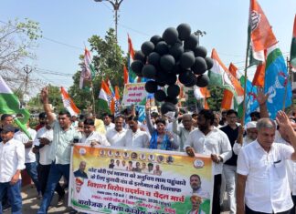 ‘वोट चोरी’ के आरोपों पर कांग्रेस का हल्लाबोल , कलेक्ट्रेट तक गूंजा ‘लोकतंत्र बचाओ’ का नारा झुंझुनूं में रीटा चौधरी के नेतृत्व में कांग्रेस के प्रदर्शन के दौरान कलेक्ट्रेट पर बैरिकेड्स पर चढ़े कार्यकर्ता