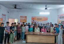 झुंझुनूं के सावित्री बाई फूले गर्ल्स छात्रावास में मेरा स्वास्थ्य मेरा गर्व कार्यक्रम के दौरान युवाओं का स्वास्थ्य परीक्षण करते चिकित्सक।