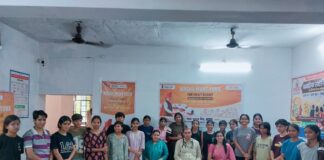 स्वस्थ युवा ही बनाएंगे विकसित भारत – नशे से दूर रहकर पोषण, स्वास्थ्य और सकारात्मक जीवनशैली अपनाने का संदेश झुंझुनूं के सावित्री बाई फूले गर्ल्स छात्रावास में मेरा स्वास्थ्य मेरा गर्व कार्यक्रम के दौरान युवाओं का स्वास्थ्य परीक्षण करते चिकित्सक।