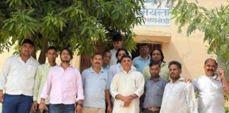 नानूवाली बावड़ी में पेयजल संकट को लेकर जलदाय विभाग कार्यालय पर प्रदर्शन करते ग्रामीण