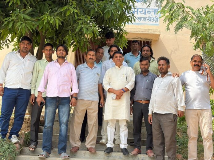 6 Large नानूवाली बावड़ी में पेयजल संकट को लेकर जलदाय विभाग कार्यालय पर प्रदर्शन करते ग्रामीण