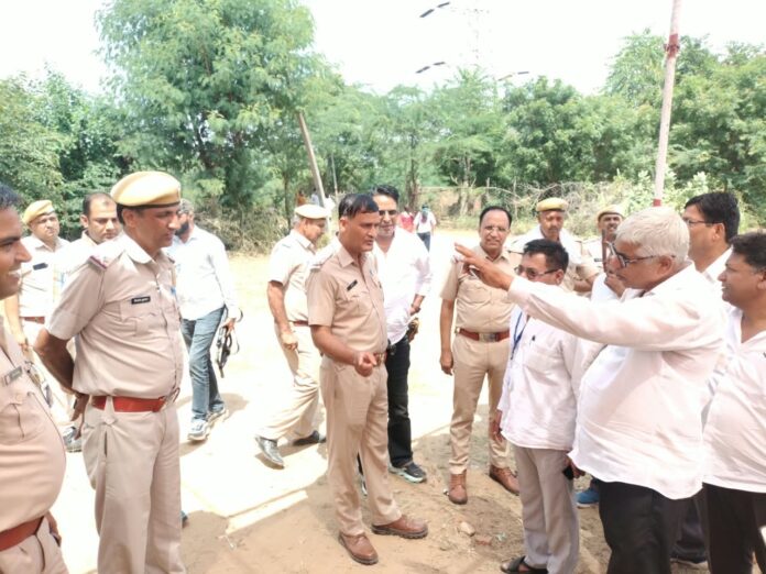6 Large सिंघाना नगरपालिका चुनाव में मतदान केंद्र पर वोट डालते मतदाता