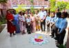 झुंझुनूं के कस्तूरबा गांधी बालिका आवासीय विद्यालय में रंगोली प्रतियोगिता की विजेता छात्राओं को सम्मानित करते मुख्य जिला शिक्षा अधिकारी अशोक शर्मा