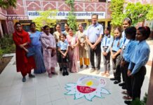 झुंझुनूं के कस्तूरबा गांधी बालिका आवासीय विद्यालय में रंगोली प्रतियोगिता की विजेता छात्राओं को सम्मानित करते मुख्य जिला शिक्षा अधिकारी अशोक शर्मा