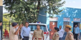 झुंझुनूं में कलेक्टर डॉ. अरूण गर्ग और एसपी कावेंद्र सिंह सागर का मतदान केंद्र निरीक्षण