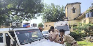 खेतड़ी की बसई पुलिया पर सड़क हादसे में मृत अजय सिंह के अंतिम संस्कार से पहले परिजन