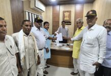 शाकंभरी माता मंदिर की जमीन पर कब्जे का आरोप , ग्रामीणों में आक्रोश पपुरना में शाकंभरी माता मंदिर की जमीन का सीमा ज्ञान कराने और कथित अतिक्रमण हटाने की मांग को लेकर तहसीलदार को ज्ञापन सौंपते ग्रामीण