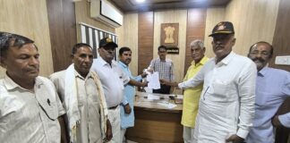 शाकंभरी माता मंदिर की जमीन पर कब्जे का आरोप , ग्रामीणों में आक्रोश पपुरना में शाकंभरी माता मंदिर की जमीन का सीमा ज्ञान कराने और कथित अतिक्रमण हटाने की मांग को लेकर तहसीलदार को ज्ञापन सौंपते ग्रामीण
