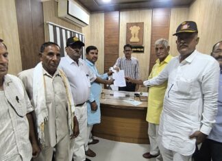 शाकंभरी माता मंदिर की जमीन पर कब्जे का आरोप , ग्रामीणों में आक्रोश पपुरना में शाकंभरी माता मंदिर की जमीन का सीमा ज्ञान कराने और कथित अतिक्रमण हटाने की मांग को लेकर तहसीलदार को ज्ञापन सौंपते ग्रामीण