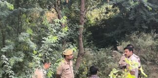 खेतड़ी के निजामपुर मोड़ पर झाड़ियों में युवक का शव मिलने के बाद घटनास्थल पर जांच करती पुलिस
