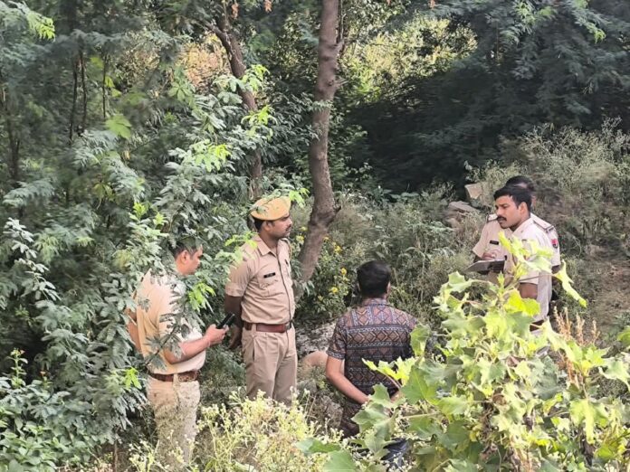 8 Large खेतड़ी के निजामपुर मोड़ पर झाड़ियों में युवक का शव मिलने के बाद घटनास्थल पर जांच करती पुलिस