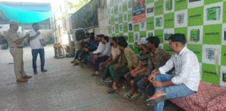 साइबर ठगी से बचना है तो सतर्क रहें, लालच से दूर रहें झुंझुनूं के विकास ऑटो मोबाइल वर्कशॉप में साइबर अपराध से बचाव की जानकारी देते पुलिस अधिकारी
