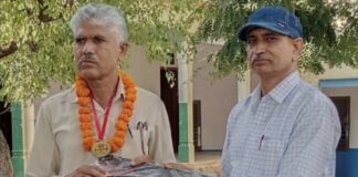 चूरू में ‘सम्मान आपके द्वार’ कार्यक्रम, शिक्षक ज्ञानाराम का सम्मान चूरू में ‘सम्मान आपके द्वार’ कार्यक्रम के दौरान शिक्षक ज्ञानाराम का सम्मान