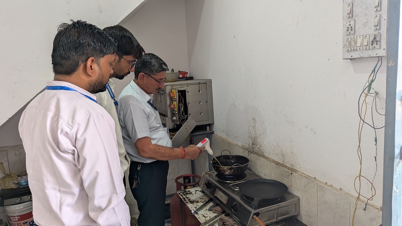 चूरू के रतनगढ़ और तारानगर में अस्पतालों के आसपास खाद्य प्रतिष्ठानों की जांच करता खाद्य सुरक्षा विभाग