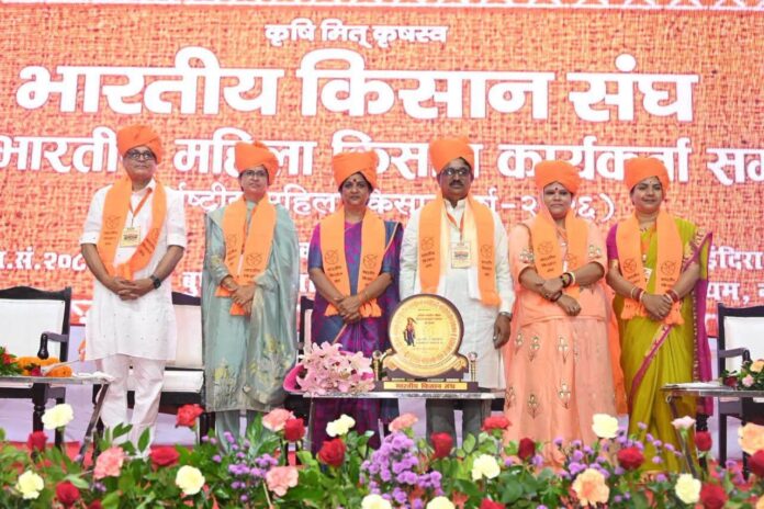 PALI2 Large दिल्ली के इंदिरा गांधी इनडोर स्टेडियम में आयोजित भारतीय किसान संघ के अखिल भारतीय महिला किसान कार्यकर्ता सम्मेलन में शामिल महिला किसान