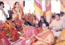 रतननगर के सुरेका शक्ति मंदिर का वार्षिकोत्सव धूमधाम से मनाया रतननगर के सुरेका शक्ति मंदिर के वार्षिकोत्सव में पूजा-अर्चना करते श्रद्धालु