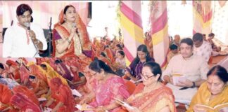 रतननगर के सुरेका शक्ति मंदिर के वार्षिकोत्सव में पूजा-अर्चना करते श्रद्धालु