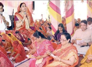 रतननगर के सुरेका शक्ति मंदिर के वार्षिकोत्सव में पूजा-अर्चना करते श्रद्धालु