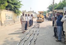 हनुमानगढ़ में यातायात पुलिस द्वारा जब्त मॉडिफाइड साइलेंसर और तेज आवाज वाले हॉर्न को बुलडोजर से नष्ट करने की कार्रवाई