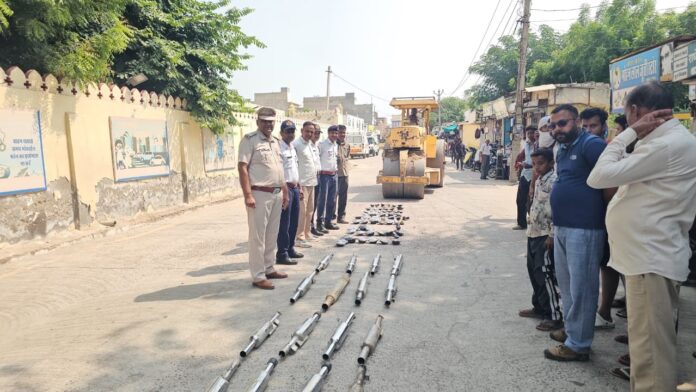 हनुमानगढ़ में यातायात पुलिस द्वारा जब्त मॉडिफाइड साइलेंसर और तेज आवाज वाले हॉर्न को बुलडोजर से नष्ट करने की कार्रवाई