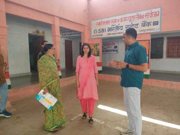c2 Large चूरू के सोमासी राजकीय उच्च माध्यमिक विद्यालय में एडीएम अर्पिता सोनी द्वारा मिड-डे मील और विद्यालय व्यवस्थाओं का निरीक्षण