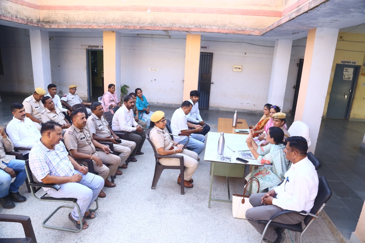 हनुमानगढ़ महिला थाना परिसर में तनाव प्रबंधन सत्र में शामिल पुलिस कार्मिक
