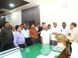 हनुमानगढ़ में एसआरएस प्राइवेट स्कूल एसोसिएशन के पदाधिकारी आरटीई बकाया पुनर्भरण भुगतान जारी करने की मांग को लेकर ज्ञापन सौंपते हुए