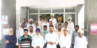 हनुमानगढ़ में गेहूं भुगतान की मांग को लेकर जिला कलेक्टर को ज्ञापन देते किसान