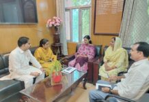 दीपावली से पहले नगर की सफाई व्यवस्था मजबूत करने की कवायद हनुमानगढ़ में दीपावली से पहले सफाई कर्मचारियों को कार्यमुक्त करने की मांग को लेकर कार्यवाहक जिला कलेक्टर को पत्र देते नगर परिषद पदाधिकारी