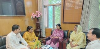 हनुमानगढ़ में दीपावली से पहले सफाई कर्मचारियों को कार्यमुक्त करने की मांग को लेकर कार्यवाहक जिला कलेक्टर को पत्र देते नगर परिषद पदाधिकारी