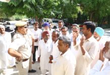 हनुमानगढ़ में ट्यूबवेल केबल चोरी के खिलाफ पुलिस को ज्ञापन देते ग्रामीण
