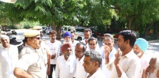 हनुमानगढ़ में ट्यूबवेल केबल चोरी के खिलाफ पुलिस को ज्ञापन देते ग्रामीण
