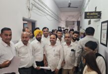 एफआईआर 462/2026 मामले में पूर्व आईओ गुरदेव सिंह के निलंबन की मांग को लेकर एसपी को ज्ञापन देते अधिवक्ता