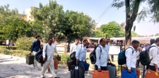 झुंझुनूं में पंचायती राज चुनाव 2026 के दूसरे चरण के लिए सेठ मोतीलाल कॉलेज से निर्वाचन सामग्री लेकर रवाना होते मतदान दल