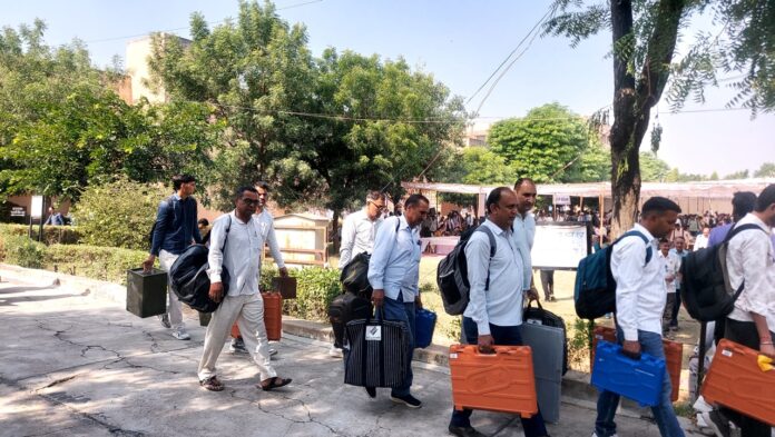 झुंझुनूं में पंचायती राज चुनाव 2026 के दूसरे चरण के लिए सेठ मोतीलाल कॉलेज से निर्वाचन सामग्री लेकर रवाना होते मतदान दल