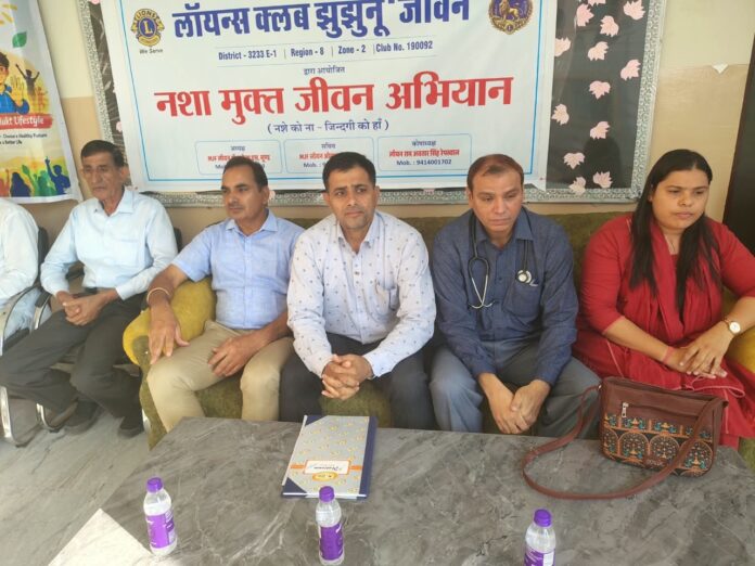 1 Large झुंझुनूं के प्रिंस इंटरनेशनल स्कूल में मानसिक स्वास्थ्य जागरूकता कार्यक्रम में मौजूद विद्यार्थी और स्वास्थ्य विभाग की टीम