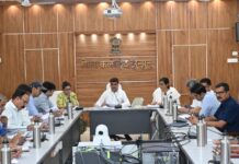 योजनाओं के क्रियान्वयन में लापरवाही बर्दाश्त नहीं , प्रोएक्टिव मोड में करें काम – जिला कलेक्टर डॉ. अरूण गर्ग झुंझुनूं में साप्ताहिक समीक्षा बैठक की अध्यक्षता करते जिला कलेक्टर डॉ. अरूण गर्ग