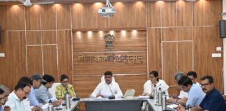 झुंझुनूं में साप्ताहिक समीक्षा बैठक की अध्यक्षता करते जिला कलेक्टर डॉ. अरूण गर्ग