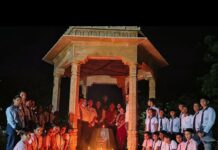 दीपों से जगाई उपभोक्ता अधिकारों की अलख , पांच लाख लोगों को जागरूक करने का लक्ष्य झुंझुनूं के शहीद स्मारक पर उपभोक्ता अधिकार जागरूकता कार्यक्रम में दीपमाला से 1915 और CPA-40 लिखते इंदोरिया गुरुकुल देरवाला के विद्यार्थी