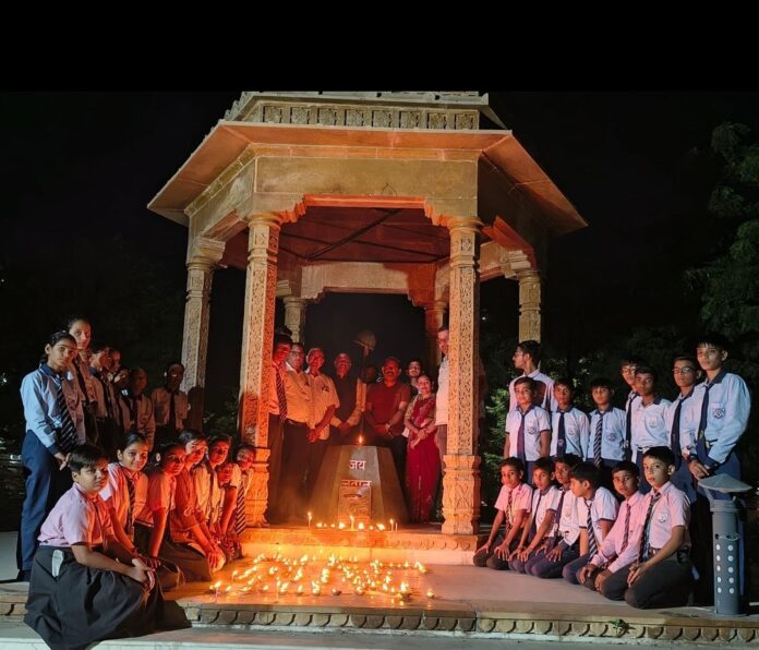 10 Large झुंझुनूं के शहीद स्मारक पर उपभोक्ता अधिकार जागरूकता कार्यक्रम में दीपमाला से 1915 और CPA-40 लिखते इंदोरिया गुरुकुल देरवाला के विद्यार्थी