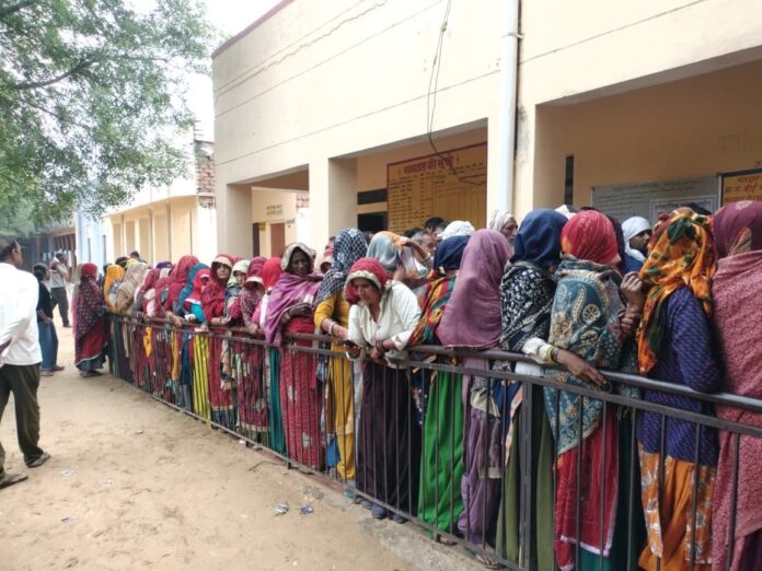 13 Large झुंझुनूं की सिंघाना पंचायत समिति की ग्राम पंचायतों में सरपंच चुनाव के दौरान मतदान केंद्र पर जुटे मतदाता और पुलिस की मौजूदगी