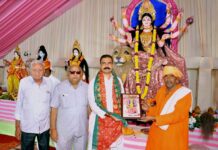 चंचलनाथ टीले पर मां चंद्रघंटा की आराधना , ढोल- नगाड़ों की गूंज के बीच हुई भव्य महाआरती झुंझुनूं के चंचलनाथ टीले पर दुर्गा पूजा एवं शतचंडी महोत्सव के दौरान मां चंद्रघंटा की भव्य संगीतमय महाआरती