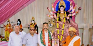 झुंझुनूं के चंचलनाथ टीले पर दुर्गा पूजा एवं शतचंडी महोत्सव के दौरान मां चंद्रघंटा की भव्य संगीतमय महाआरती