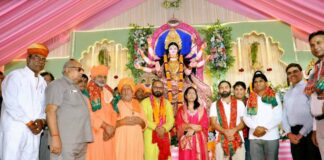 झुंझुनूं के चंचलनाथ टीले पर मां कालरात्रि की पूजा और भव्य महाआरती में शामिल श्रद्धालु