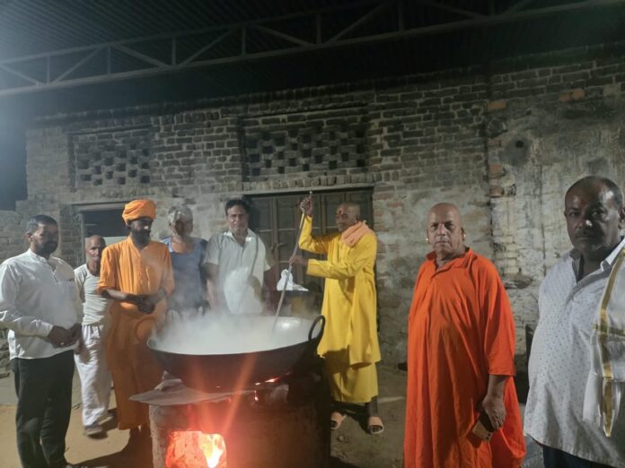 2 Large झुंझुनूं के चंचलनाथ टीले पर शरद पूर्णिमा महोत्सव के दौरान पीठाधीश्वर ओमनाथ महाराज के सानिध्य में भजन संध्या और 151 किलो खीर महाप्रसाद का आयोजन