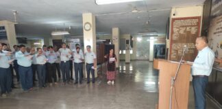 खेतड़ीनगर के खेतड़ी कॉपर कॉम्प्लेक्स में सतर्कता जागरूकता सप्ताह के शुभारंभ पर अधिकारियों और कर्मचारियों को सत्यनिष्ठा की शपथ दिलाते कार्यपालक निदेशक पुरूषोत्तमदास बोहरा