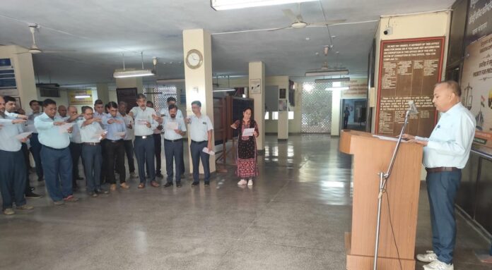 खेतड़ीनगर के खेतड़ी कॉपर कॉम्प्लेक्स में सतर्कता जागरूकता सप्ताह के शुभारंभ पर अधिकारियों और कर्मचारियों को सत्यनिष्ठा की शपथ दिलाते कार्यपालक निदेशक पुरूषोत्तमदास बोहरा