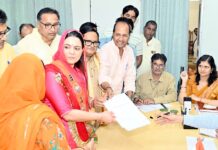 जिला परिषद चुनाव: भाजपा ने दिखाई एकजुटता, राजेंद्र राठौड़ के नेतृत्व में प्रत्याशियों ने भरे नामांकन चूरू में जिला परिषद चुनाव 2026 के लिए राजेंद्र राठौड़ के नेतृत्व में भाजपा प्रत्याशी और पार्टी नेता नामांकन प्रक्रिया में शामिल होते हुए