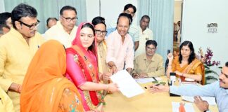 चूरू में जिला परिषद चुनाव 2026 के लिए राजेंद्र राठौड़ के नेतृत्व में भाजपा प्रत्याशी और पार्टी नेता नामांकन प्रक्रिया में शामिल होते हुए